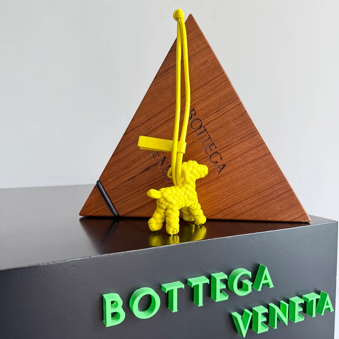 Batch 540 BOTTEGA VENETA2025 new puppy🐕 style pendant Braided puppy is online😎 Leather braided puppy style pendant can be hung on any handbag, and it is as cute, delicate and colorful as it matches with a bag. Cute and cute, it will touch your heart at any time. It can be hung on bags or keychains. Who can resist such a cute puppy? Style number: 807068